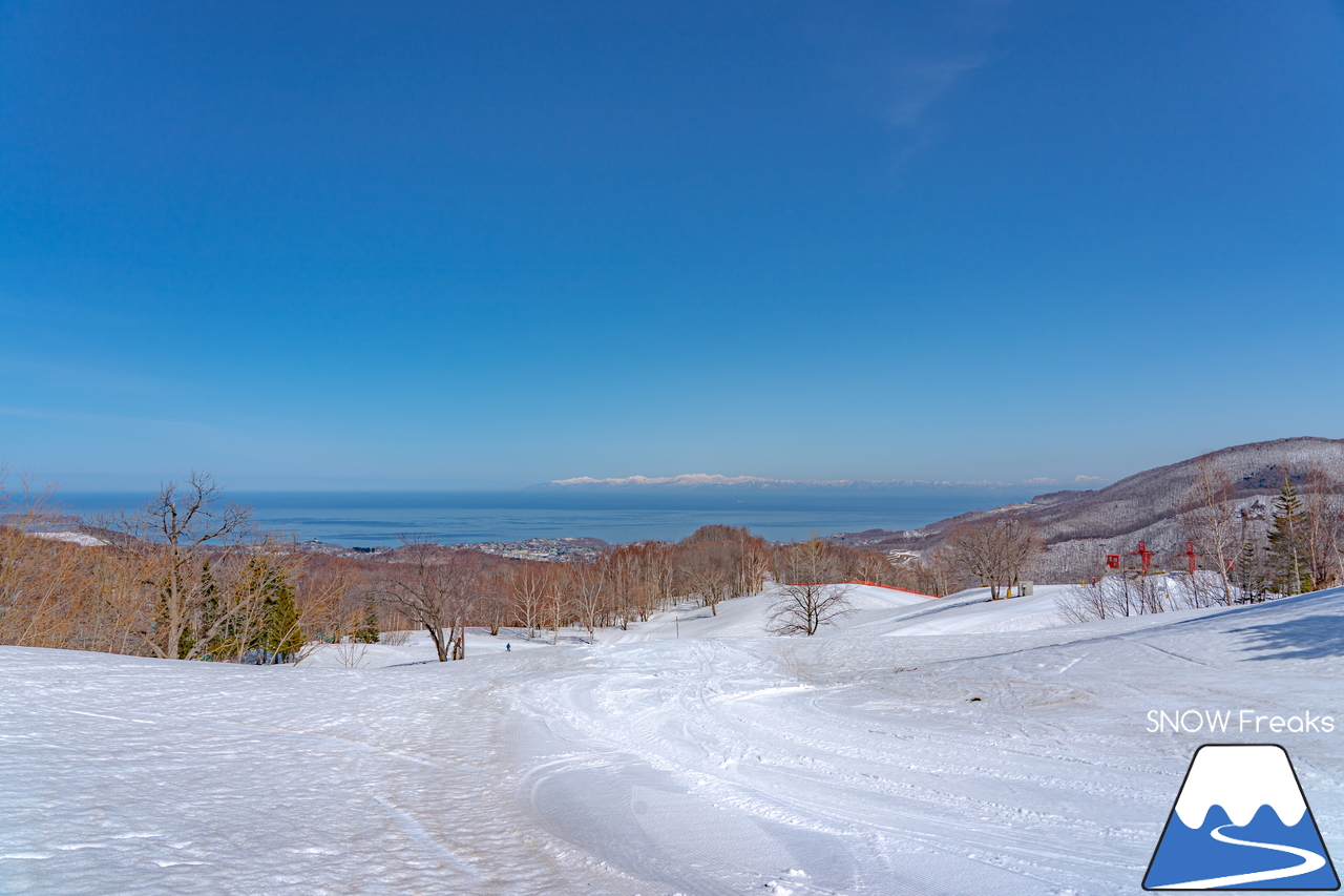 朝里川温泉スキー場｜豊富な残雪のおかげで、4月10日（日）まで営業延長中！日本海を眺めながら、のんびり春スキー＆スノーボードを楽しみましょう♪